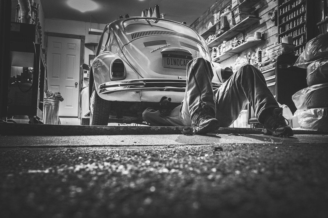 man, car, repair, car repair, car workshop, repair shop, repairs, garage, car wallpapers, mechanic, vw beetle, volkswagen, beetle, automotive, workshop, tools, supplies, monochrome, black and white